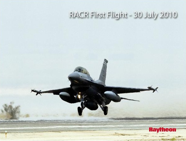 2010年7月30日，美国空军一架F-16D型战斗教练机搭载雷神公司的RACR雷达，在加利福尼亚州爱德华兹空军基地进行了首飞。